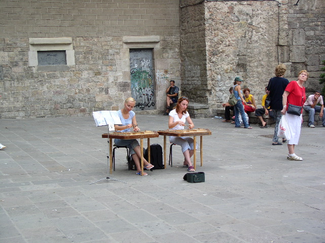 Street musicians on the Plaça de la Seu