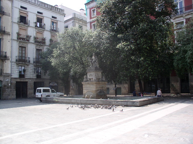 random plaça and fountain