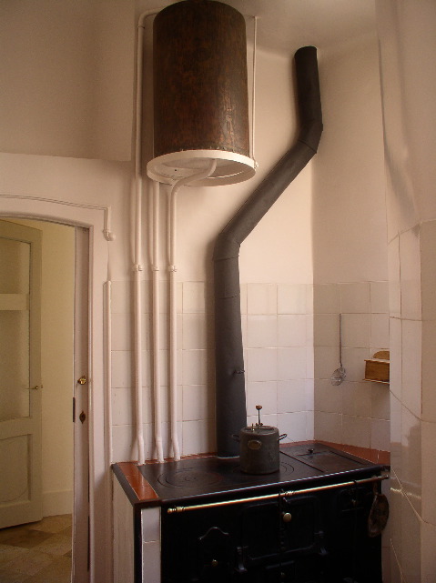 Coal-burning stove with hot water tank